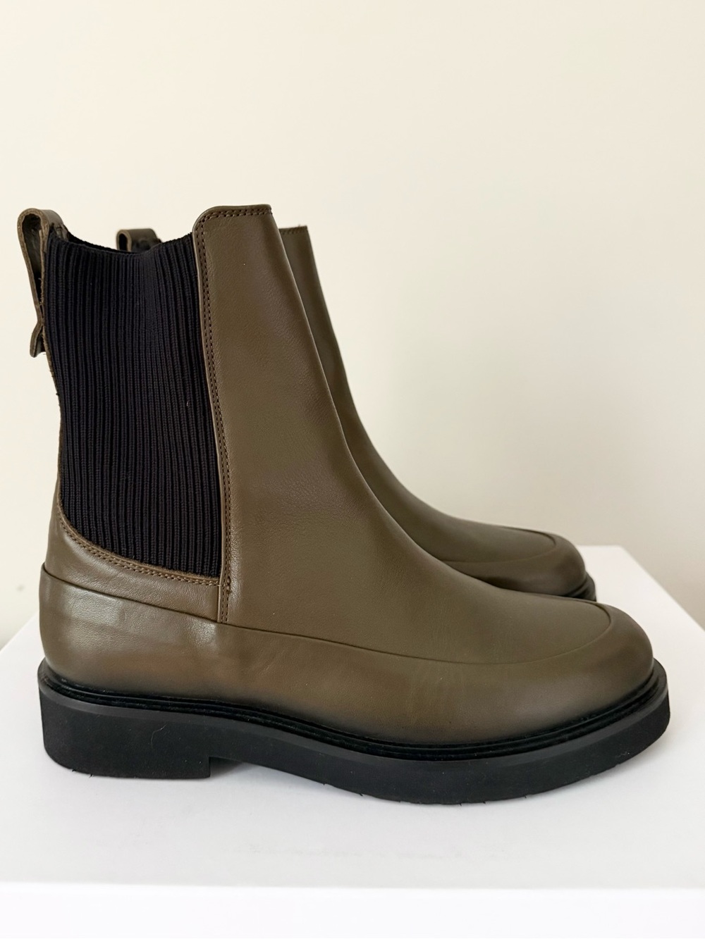 Varley Eileen Chelsea Nappa Boot Dark Olive size 8